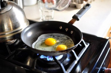 Bỏ bí kíp cũ đi, đây mới chính là cách bạn nên rán trứng ốp la  đơn giản và ngon nhất