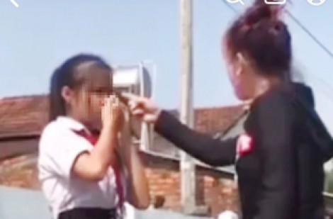 Nữ sinh bị người nhà của bạn cùng lớp tát, đấm vào mặt