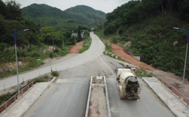 Hơn 3 năm làm không xong 9,5 km đường ở Vân Đồn