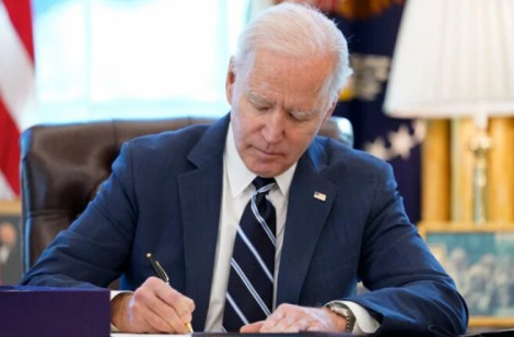 Tổng thống Mỹ Biden ký luật viện trợ gần 61 tỷ USD cho Ukraine