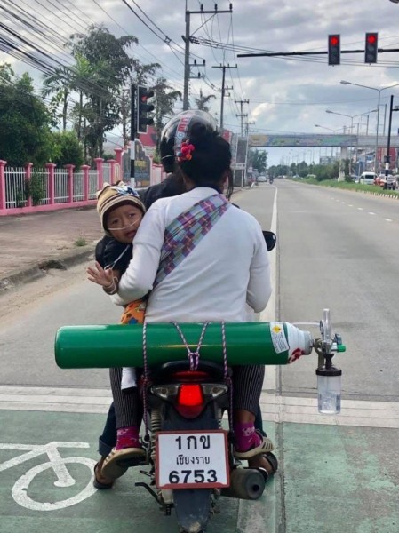 Có gì bằng tình cha nghĩa mẹ: 2 ngày 1 lần, cặp vợ chồng lại đi xe máy 120km đổi bình oxy để giữ mạng cho con