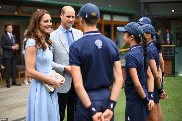 Đẳng cấp "chị đại" là đây: Trái ngược với em dâu Meghan, Công nương Kate tỏa sáng tuyệt đối với một loạt biểu cảm cực kỳ đáng yêu