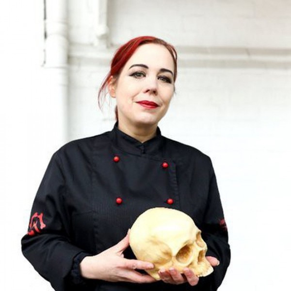 Đột nhập căn bếp của thợ làm bánh kinh dị nhất nước Anh: Từ hộp sọ cho đến xác giải phẫu, đầu trẻ sơ sinh... đều có đủ