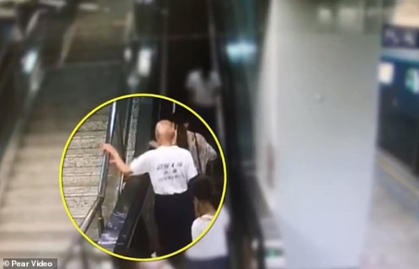 Khoảnh khắc thót tim: Mẹ "làm rơi" con gái 5 tháng tuổi trên thang cuốn đang chạy, cả loạt người ngã nhào theo để đỡ đứa trẻ Khoảnh khắc thót tim: Mẹ "làm rơi" con gái 5 tháng tuổi trên thang cuốn đang chạy, cả loạt người ngã nhào theo để đỡ đứa trẻ