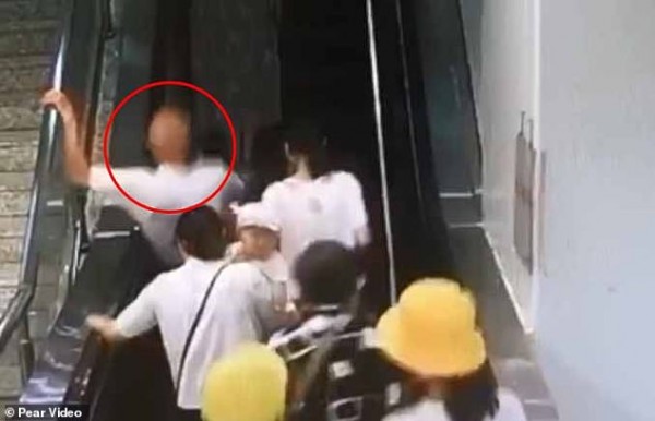 Khoảnh khắc thót tim: Mẹ "làm rơi" con gái 5 tháng tuổi trên thang cuốn đang chạy, cả loạt người ngã nhào theo để đỡ đứa trẻ Khoảnh khắc thót tim: Mẹ "làm rơi" con gái 5 tháng tuổi trên thang cuốn đang chạy, cả loạt người ngã nhào theo để đỡ đứa trẻ