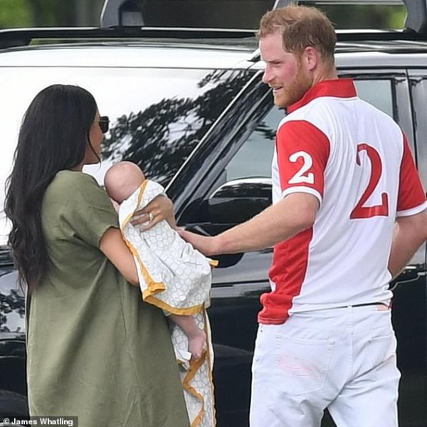 Meghan Markle lần đầu đưa bé Archie xuất hiện công khai nhưng cách nàng dâu hoàng gia bế con khiến ai cũng thương cho đứa trẻ