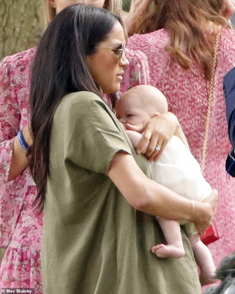 Meghan Markle lần đầu đưa bé Archie xuất hiện công khai nhưng cách nàng dâu hoàng gia bế con khiến ai cũng thương cho đứa trẻ