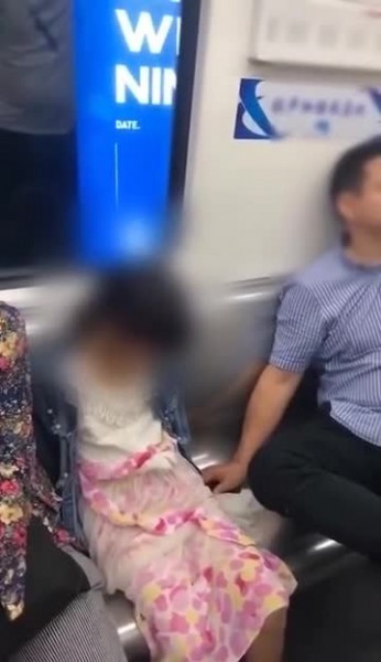Người đàn ông say rượu sờ soạng bé gái trên tàu điện ngầm nhận hình phạt thích đáng, nhưng bản án này khiến cư dân mạng cực kỳ phẫn nộ