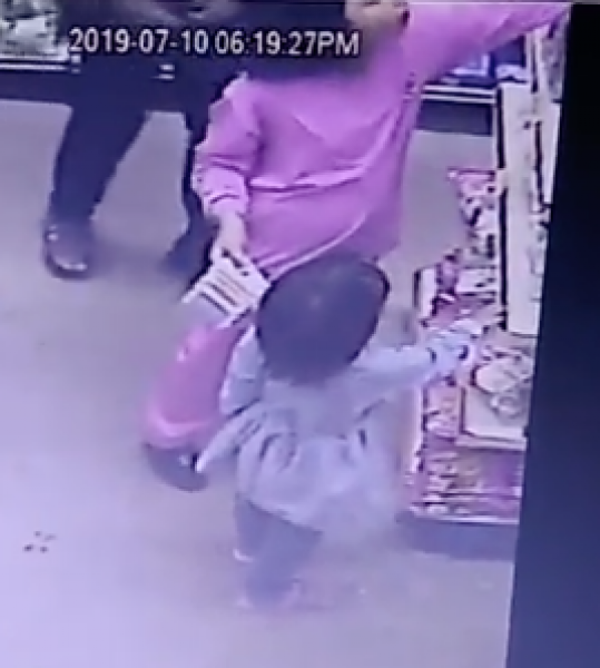 Sốc trước cảnh camera an ninh ghi lại hình ảnh "yêu râu xanh" ngang nhiên quấy rối các cô gái ngay trong cửa hàng tiện lợi