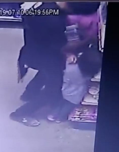 Sốc trước cảnh camera an ninh ghi lại hình ảnh "yêu râu xanh" ngang nhiên quấy rối các cô gái ngay trong cửa hàng tiện lợi
