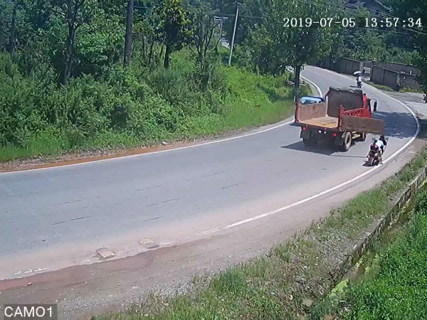 Tai nạn không ngờ: Dừng xe bên đường rồi bị cửa thùng xe tải "choảng" vào đầu, 2 mẹ con lăn đùng ngất xỉu ngay tại chỗ