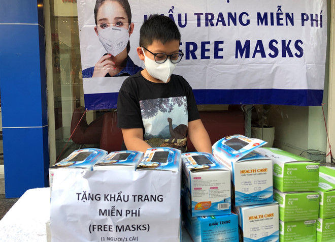 Cậu bé lấy tiền lì xì mua khẩu trang phát miễn phí: Cậu bé lấy tiền lì xì mua khẩu trang phát miễn phí: