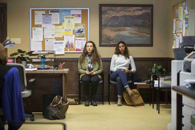 Netflix xoá cảnh tự tử trong bộ phim đình đám "13 reasons why"