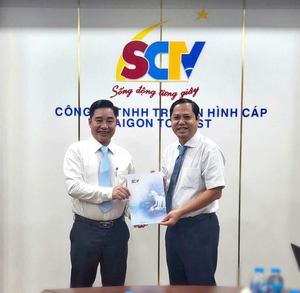 Ông Dương Minh Anh (bên  phải) trao quyết định bổ nhiệm TGĐ SCTV cho ông Lương Quốc Huy (bên trái)