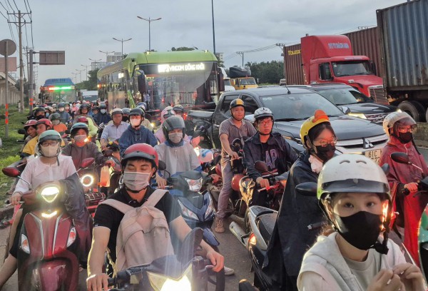 Giá xăng tăng, vượt 30.000 đồng/lít, người đi làm xa… thở dài