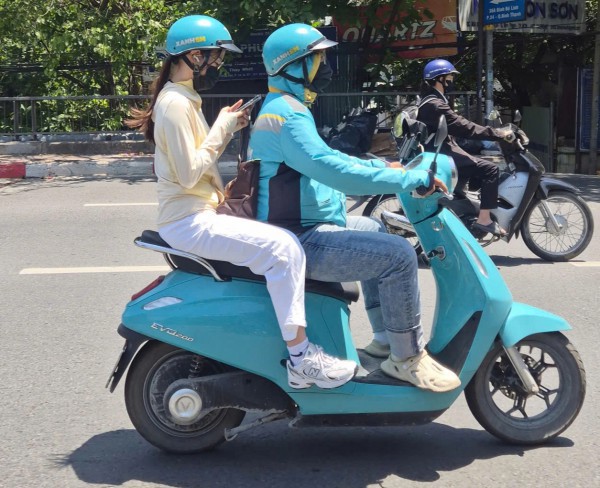 Giá xăng tăng, vượt 30.000 đồng/lít, người đi làm xa… thở dài