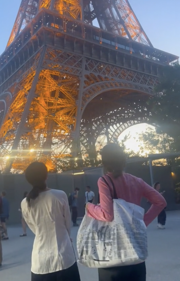 Hai cô gái tự tin diện đồ bà ba khi đang du lịch Paris, Sydney khiến ai ai cũng phải ngoái nhìn