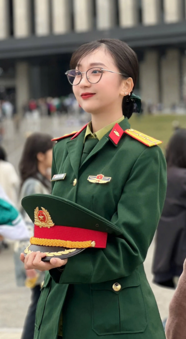Hai nữ chiến sĩ có Hai nữ chiến sĩ có