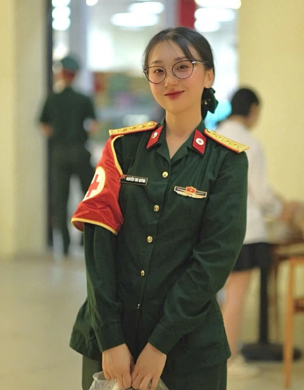 Hai nữ chiến sĩ có Hai nữ chiến sĩ có