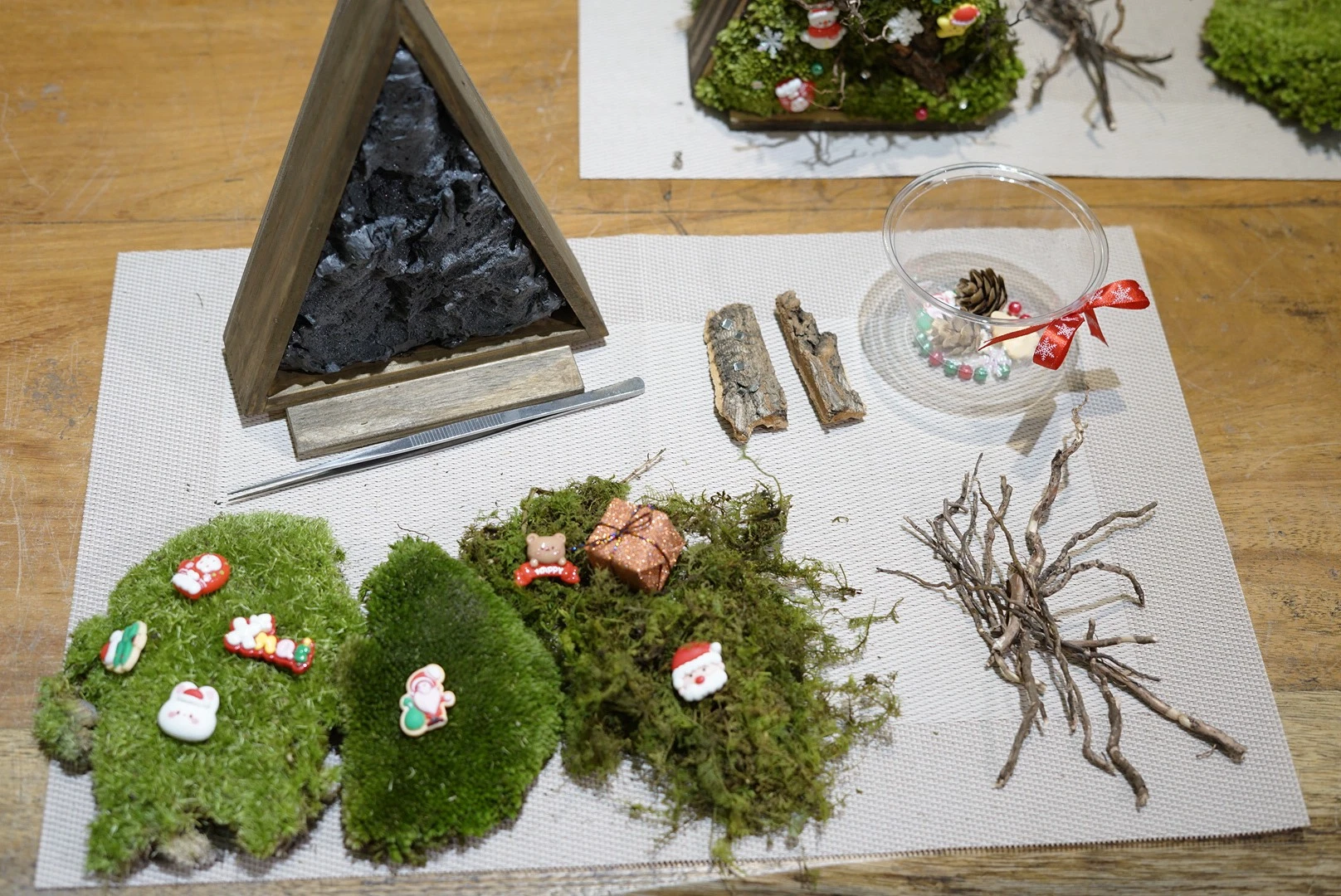 Làm cây thông từ rêu, lò sưởi bằng thùng giấy… để đón Giáng sinh sớm