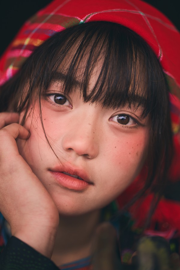 Sau vài giờ đăng tải, bộ ảnh cô bé H’Mông đã khiến mạng xã hội ‘bùng nổ’