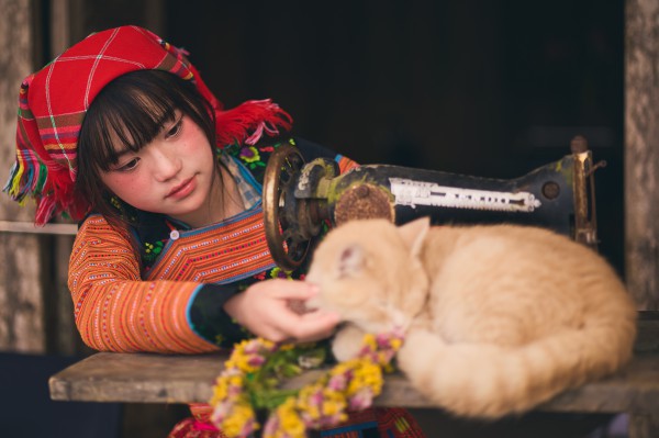 Sau vài giờ đăng tải, bộ ảnh cô bé H’Mông đã khiến mạng xã hội ‘bùng nổ’