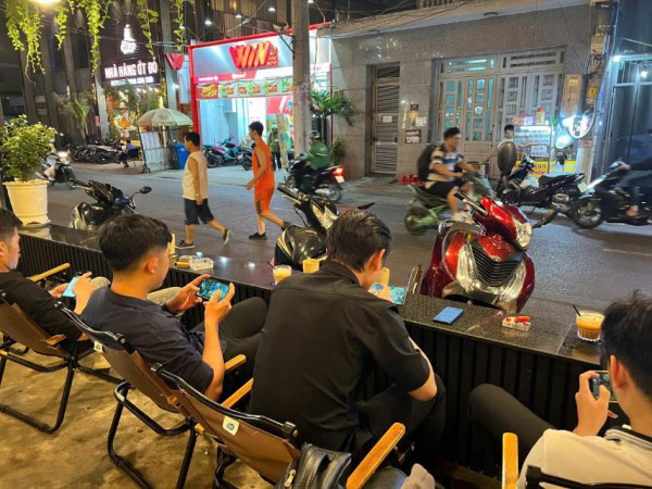Tại sao có những người trẻ tự tin trên mạng xã hội, nhưng rụt rè ngoài đời? Tại sao có những người trẻ tự tin trên mạng xã hội, nhưng rụt rè ngoài đời?