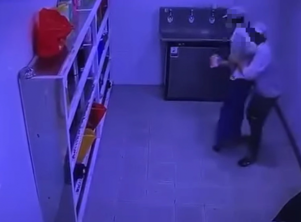 Vụ công nhân bị bắt vì sàm sỡ đồng nghiệp: Làm gì để tự bảo vệ mình?