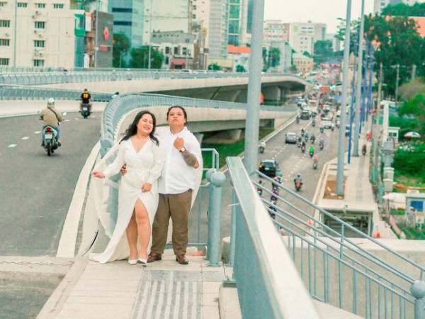 "Gét gô" chụp ảnh cưới ở cầu Thủ Thiêm 2, cặp đôi Sài Gòn khiến netizen thích thú