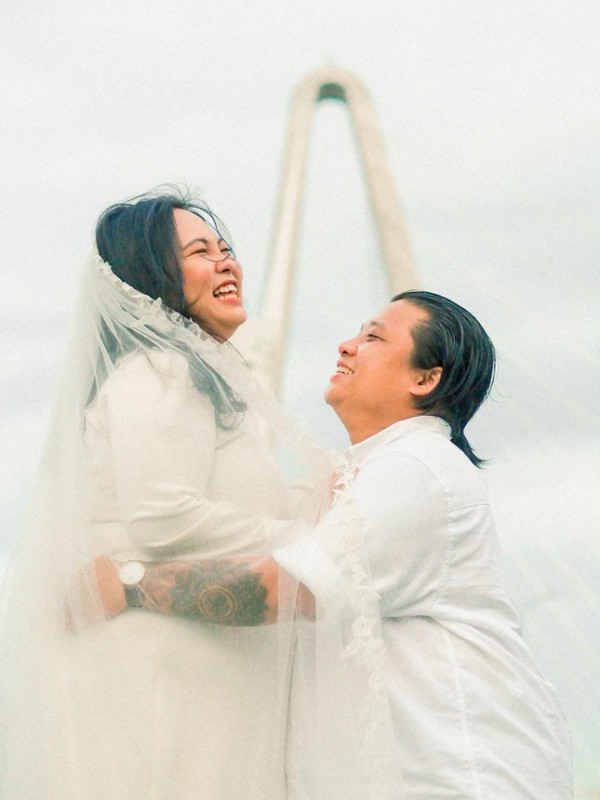 "Gét gô" chụp ảnh cưới ở cầu Thủ Thiêm 2, cặp đôi Sài Gòn khiến netizen thích thú