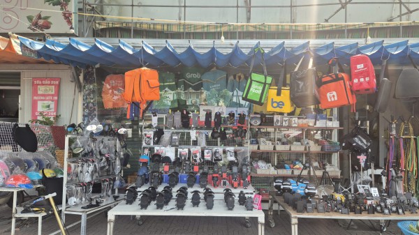 Đồng phục shipper, xe ôm công nghệ bán tràn lan: Mua về mặc có phạm luật?