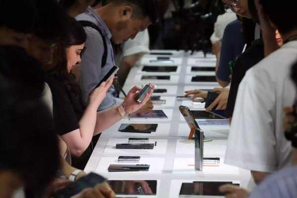 Samsung và Huawei khiến iPhone mất thế trong phân khúc smartphone cao cấp