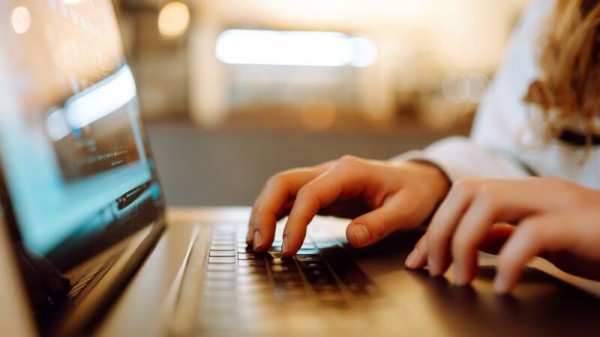 Lý do dân văn phòng vẫn chuộng chuột dù laptop có touchpad?