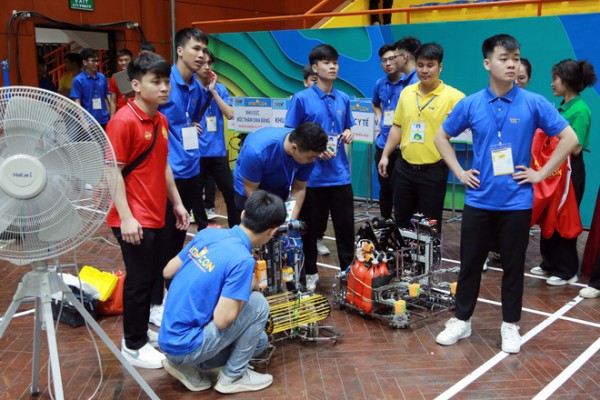 Những chiến thắng tuyệt đối "Mùa vàng" đầu tiên tại Robocon Việt Nam 2024