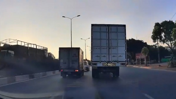 2 trường hợp ngoại lệ được phép vượt xe từ bên phải