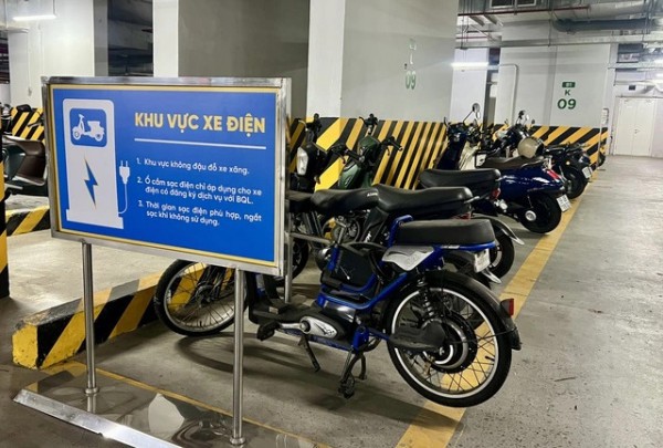 3 lưu ý khi sạc pin tháo rời cho xe máy điện 3 lưu ý khi sạc pin tháo rời cho xe máy điện
