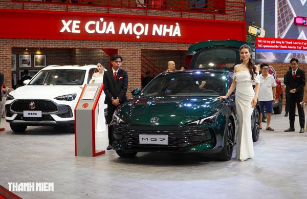 Bán chưa tới 20 xe, Toyota Camry vẫn dẫn đầu phân khúc sedan hạng D