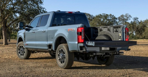 Bán tải hạng nặng Ford Super Duty 2023 trang bị động cơ 7.3L