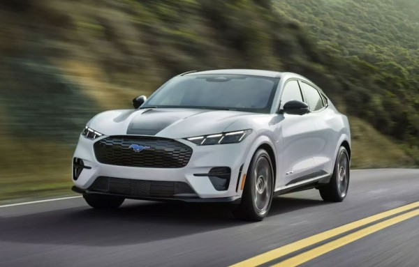 Bất chấp doanh số thấp, ô tô điện cao cấp vẫn tràn vào Việt Nam