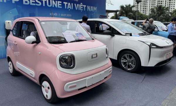 Cấm xe máy xăng, lựa chọn ô tô điện mini thay thế
