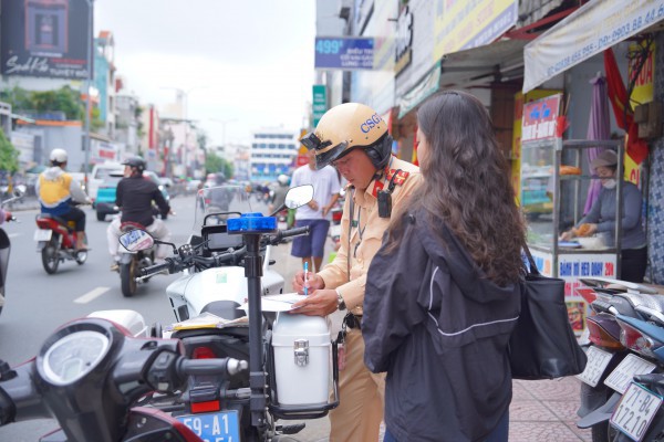 Cơ quan chức năng làm gì sau khi nhận phản ánh vi phạm giao thông qua VNeID?