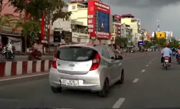 Dân mạng đòi xử phạt tài xế ô tô ‘hổ báo’, cố chèn đường xe khác