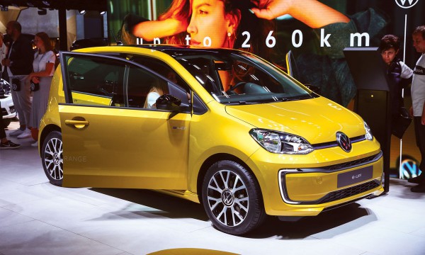 Doanh số ô tô hybrid lần đầu tiên vượt xe xăng, xe điện chiếm 30% thị phần