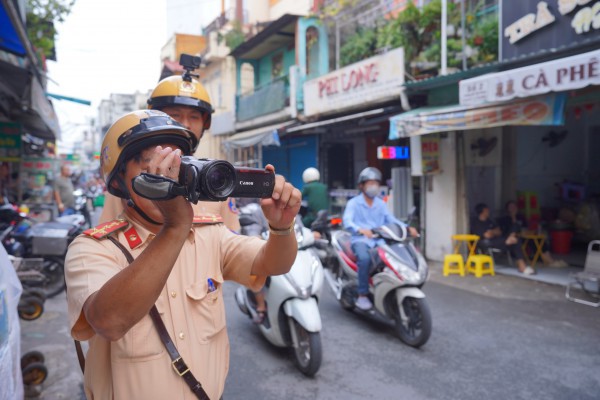 Dừng ô tô đi rút tiền, mua đồ... có thể bị phạt đến 6 triệu đồng