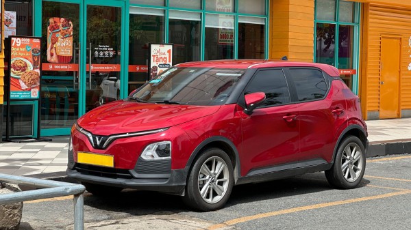 Dưới 600 triệu, mua ô tô điện hay xe xăng để chạy dịch vụ?