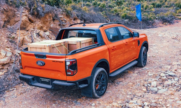 Ford Ranger Wildtrak máy dầu 3.0 lít: Bán tải phổ thông đắt nhất Việt Nam có gì?