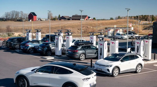 Gần một nửa người dùng ô tô điện tại Mỹ, Úc muốn quay lại xe xăng