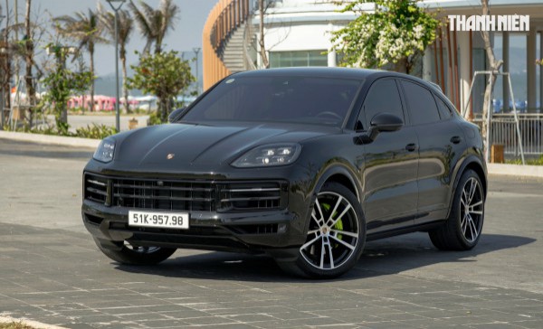‘Ghìm cương’ Porsche Cayenne e-hybrid giá gần 7 tỉ đồng: Nhanh, mạnh, ít ngốn xăng