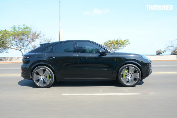 ‘Ghìm cương’ Porsche Cayenne e-hybrid giá gần 7 tỉ đồng: Nhanh, mạnh, ít ngốn xăng