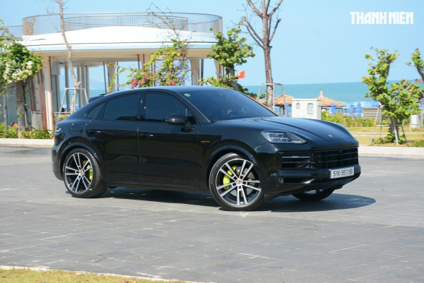 ‘Ghìm cương’ Porsche Cayenne e-hybrid giá gần 7 tỉ đồng: Nhanh, mạnh, ít ngốn xăng